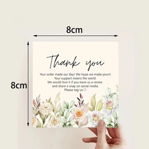 Biglietto di ringraziamento quadrato con fiori, dimensione 8x8cm tenuto in mano