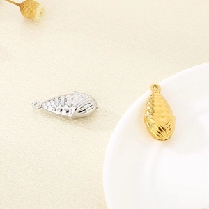 Vue détaillée de breloques maïs 3D en or et argent pour la création de bijoux DIY