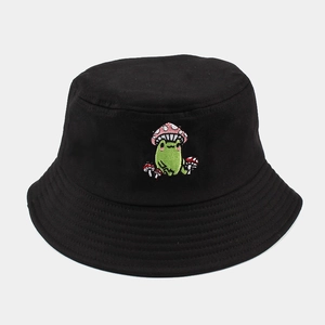 Détail de la broderie grenouille et champignon mignonne sur un chapeau bob en coton noir