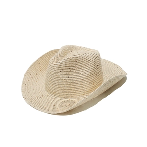 Détail du chapeau de cowboy en paille tressée avec bord incurvé et calotte creuse