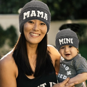 Berretti in maglia grigi coordinati con scritte MAMA e MINI per mamma e bambino