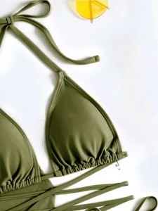 Detail eines olivgrünen gerippten Bikini-Oberteils mit Triangel-Cups und Schnürbändern