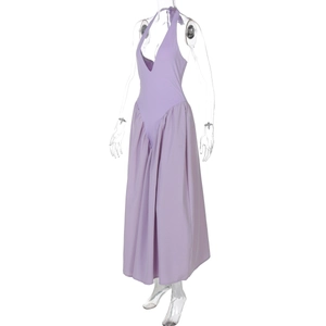 Detail eines lila Neckholder-Maxikleids mit tiefem V-Ausschnitt und Plissee-Rockteil