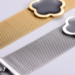 Auffälliges geflochtenes Edelstahlarmband mit schwarzem Klee-Anhänger in Gold und Silber