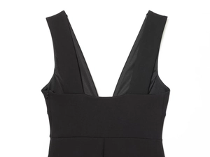 Détail d'une robe noire à col en V profond montrant la fermeture éclair invisible latérale