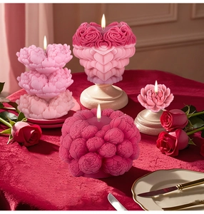 Dettaglio di stampi in silicone a rosa e cuore per candele aromatiche fai-da-te
