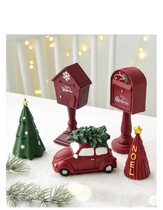 Miniatures de Noël en résine avec voiture rouge vintage et boîte aux lettres enneigée