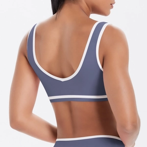 Dos nu en U d'un soutien-gorge de sport bleu marine avec liseré blanc contrastant