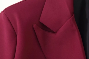 Dettaglio della spalla e del bavero del blazer rosso vino con finitura di pregio