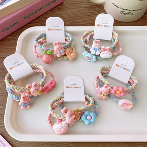 Lot de cinq élastiques tressés pour cheveux avec lapins et fleurs sur carte de présentation