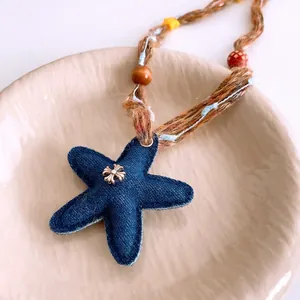 Collana con ciondolo a stella in denim felpato stile cinese con perline di legno e croce fiori