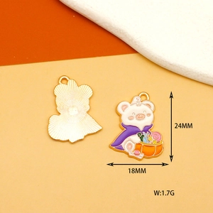 Front and back detail of 18x24mm enamel bear pendant with pumpkin basket and gold finish