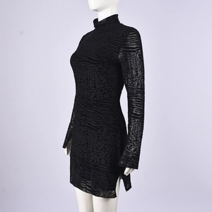 Détail de la robe en maille transparente avec imprimé animal et fente latérale sur mannequin