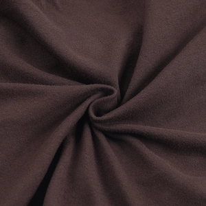 Makroaufnahme der weichen, plissierten, kaffeebraunen Strickstofftextur und feinen Maserung
