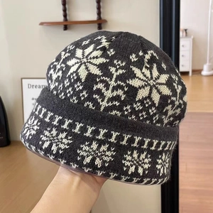 Gestrickte Beanie mit Schneeflockenmuster in Grau und Offwhite für den Winter