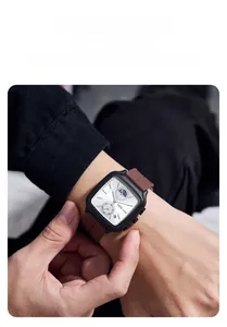 Gros plan sur la montre carrée GEDI avec phase de lune et bracelet en silicone marron