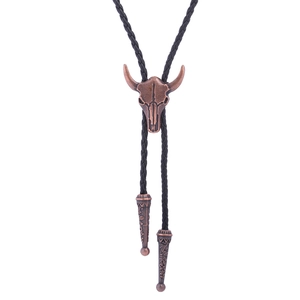 Detail der Bolo Tie mit Stierschädel in Antik-Bronze-Optik und schwarzer Lederkordel