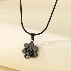 Détail d'un collier de projection patte de chat noire avec une chaîne serpent
