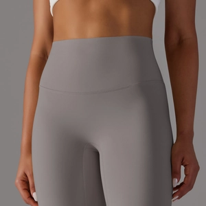 Détail de la taille haute et des coutures galbantes sur le legging de yoga gris foncé