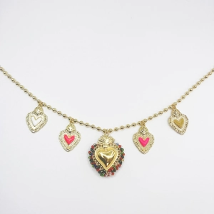 Collana con pendente Sacro Cuore colorato, catena dorata e ciondoli boho in smalto
