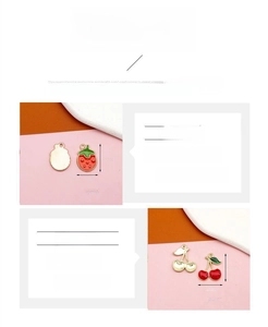 Vue détaillée de pendentifs en alliage en forme de fraise et cerise avec dimensions