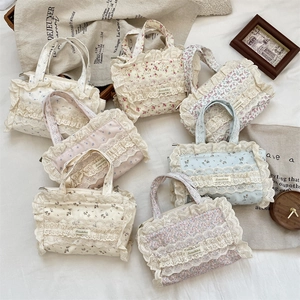 Sacs cabas en toile florale avec bordure en dentelle délicate et style vintage champêtre
