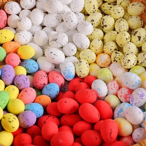 Œufs de Pâques mouchetés colorés dans un panier en bambou pour la décoration festive
