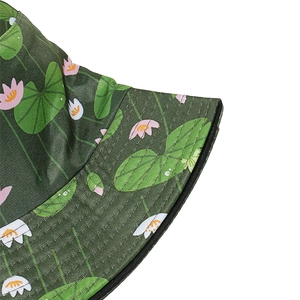 Detail eines grünen Anglerhutes mit lebhaftem Lotus-Print und verstärkten Nähten