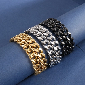 Gros plan de trois bracelets maille gourmette en or, argent et noir sur support bleu