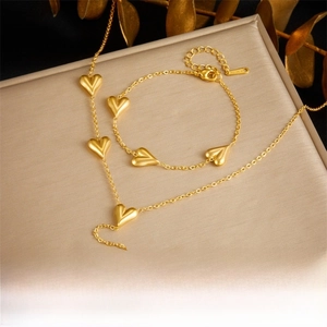 Dettaglio dei ciondoli a cuore placcati in oro su un espositore per gioielli di lusso