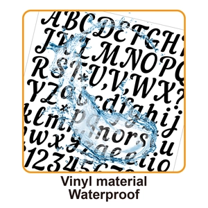 Gros plan de stickers lettres en vinyle étanches avec gouttes d'eau sur la surface