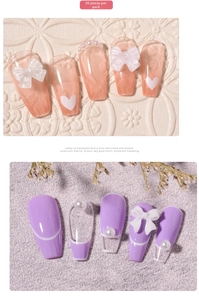 Détail macro de faux ongles avec nœuds 3D blancs et perles dans un ensemble de 30 pièces