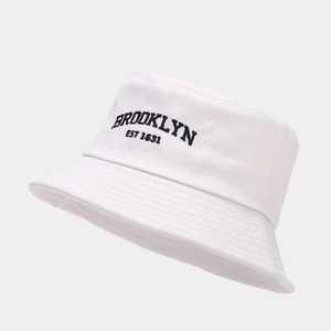 Chapeau bob en coton blanc avec broderie Brooklyn Est 1631 et design de style urbain
