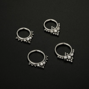 Anelli per setto in acciaio 316L con zirconi e accenti di perline in finitura argento