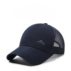 Détail de la casquette de baseball en mesh bleu marine avec broderie de montagne