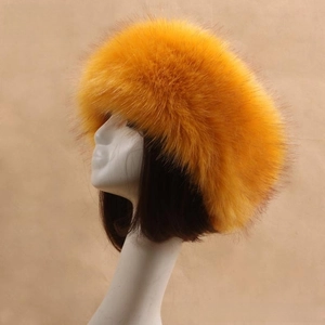 Gros plan d'un bonnet en fausse fourrure dorée montrant sa texture douce et soyeuse
