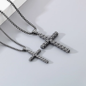 Colliers avec pendentifs croix en acier inoxydable argenté rétro à motifs quadrillés