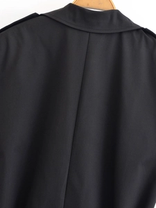 Vue détaillée de la veste sans manches noire montrant la couture arrière et la texture