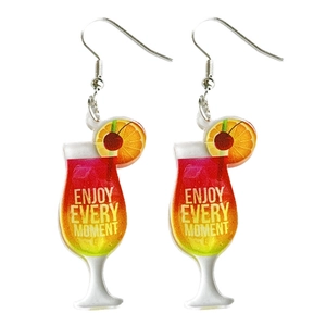 Cocktailglas-Ohrringe aus Acryl mit Fruchtdeko und Enjoy Every Moment-Text