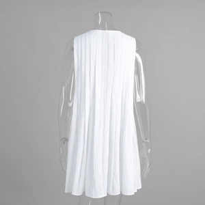 Vue détaillée du dos de la robe plissée sans manches blanche à texture verticale