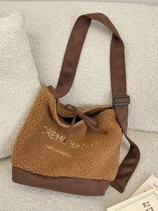 Bolso tote de sherpa y ante sintético en color marrón caramelo con bordado