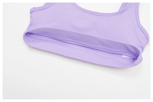 Detail eines lila Sport-BHs mit doppelt genähtem Saum und elastischem Schnelltrocknungsmaterial