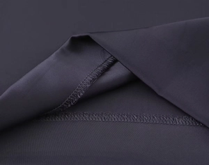 Vue macro détaillée de la couture de surjet de qualité sur le vêtement en satin gris foncé