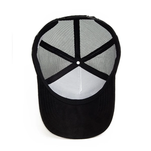 Schwarze Trucker-Cap mit atmungsaktivem Mesh-Rücken und klassischem Sechs-Panel-Design