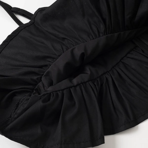Détail d'un haut noir à bretelles avec texture froncée et tissu plissé de haute qualité