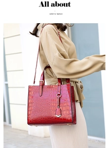 Nahaufnahme der roten Handtasche mit Krokodilprägung und eleganten Metalldetails