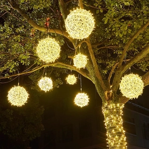 Catena di luci a LED in rattan bianco caldo appesa agli alberi per decorazione esterna
