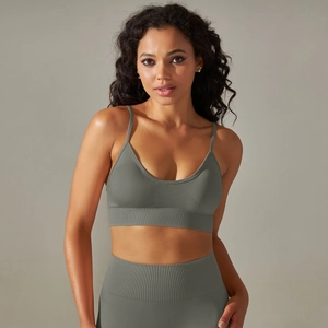 Completo sportivo grigio antracite senza cuciture con reggiseno e leggings per lo yoga