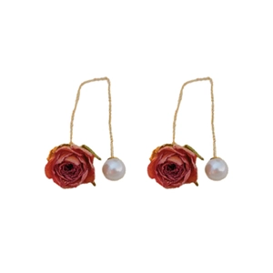 Boucles d'oreilles chaîne en or avec roses rouges éternelles et perles blanches pendantes