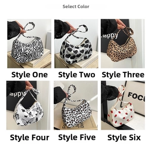 Sélection de sacs hobo en toile avec imprimés zèbre, léopard et fraise en détail